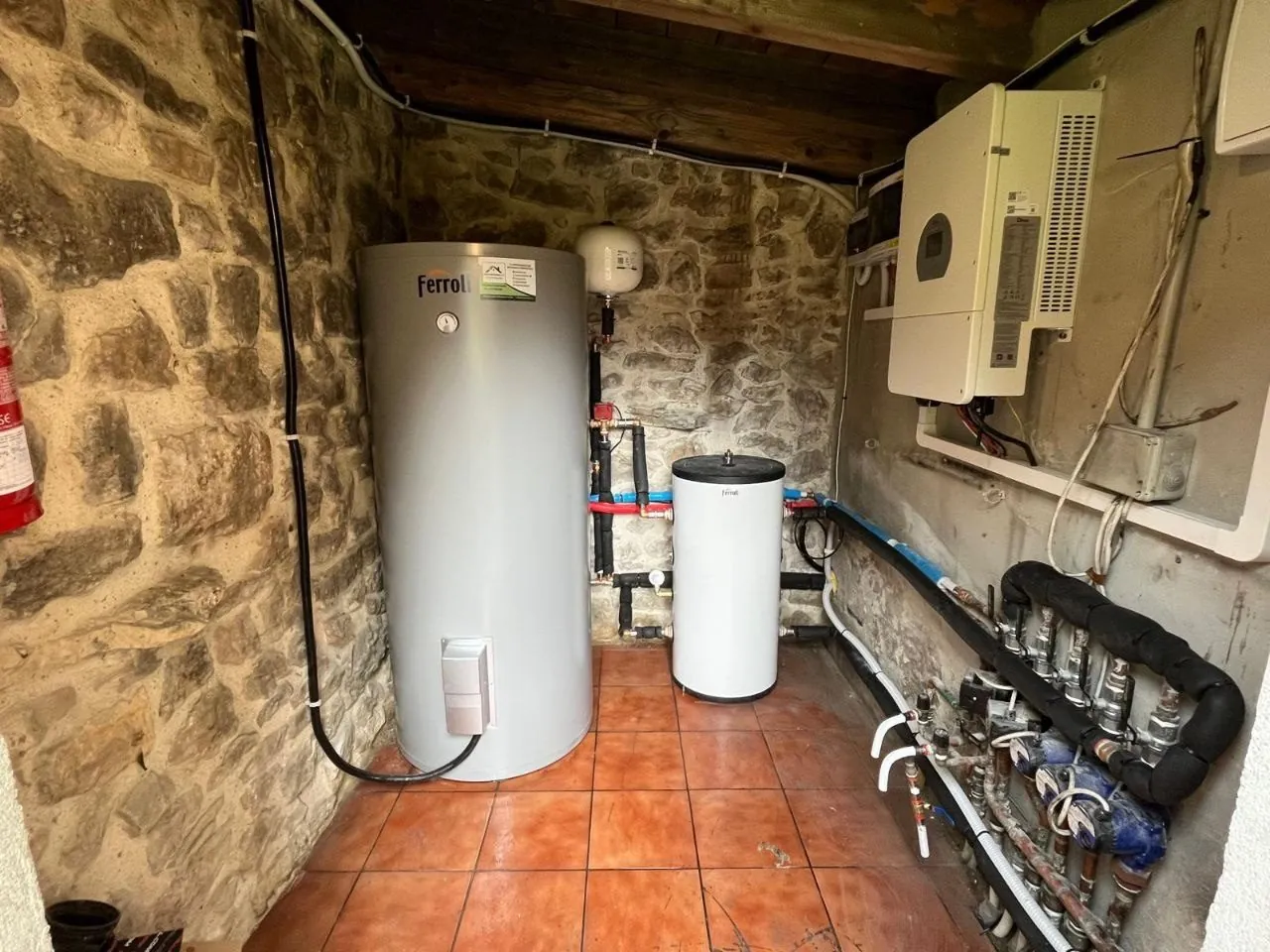 Sala técnica con acumulador y aerotermia